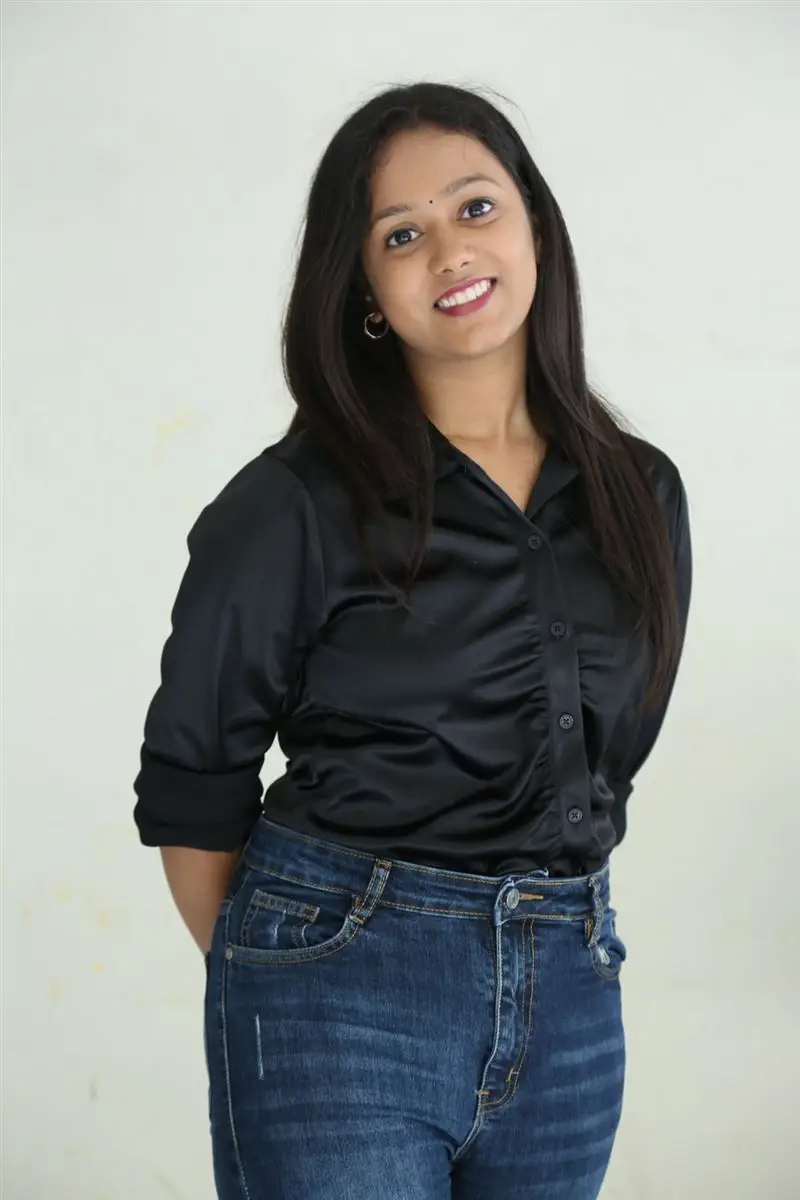 TELUGU GIRL DEEPIKA IN BLACK SHIRT BLUE JEANS